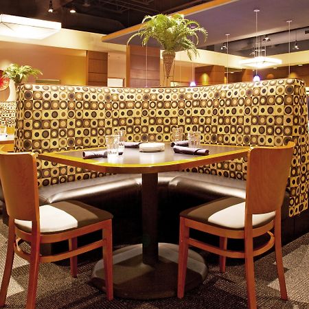 Holiday Inn Hotel & Suites Bloomington Airport By Ihg Buitenkant foto