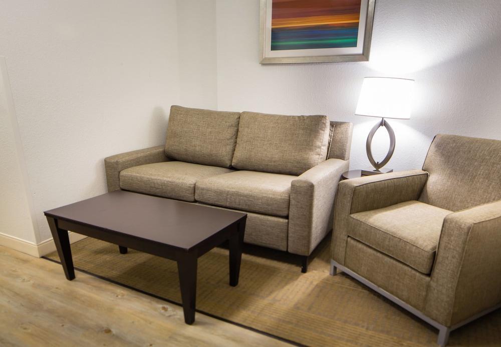 Holiday Inn Hotel & Suites Bloomington Airport By Ihg Buitenkant foto