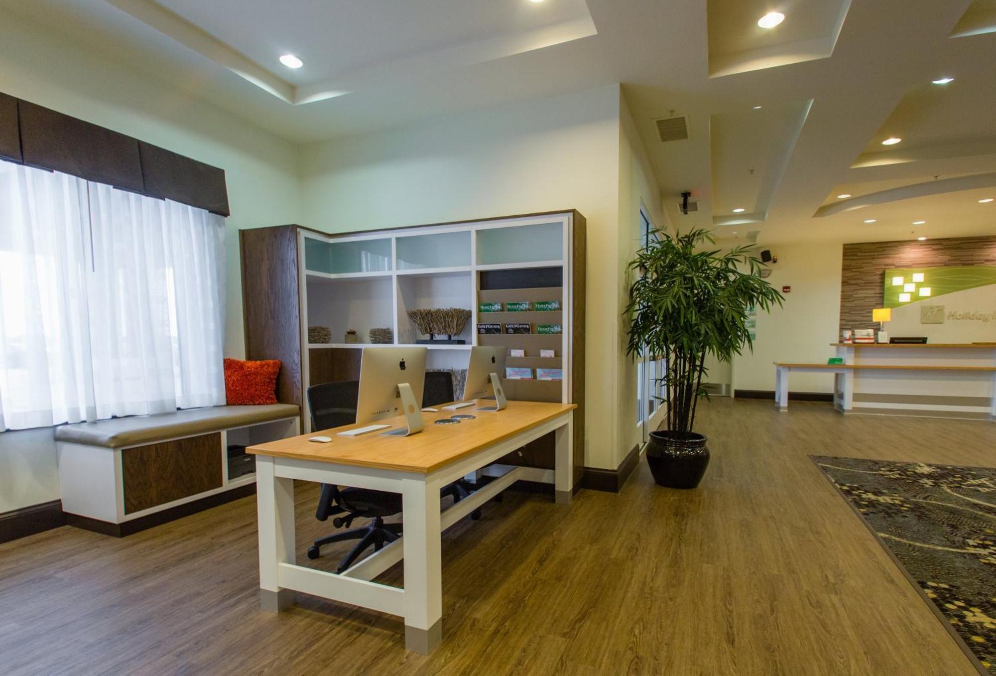 Holiday Inn Hotel & Suites Bloomington Airport By Ihg Buitenkant foto